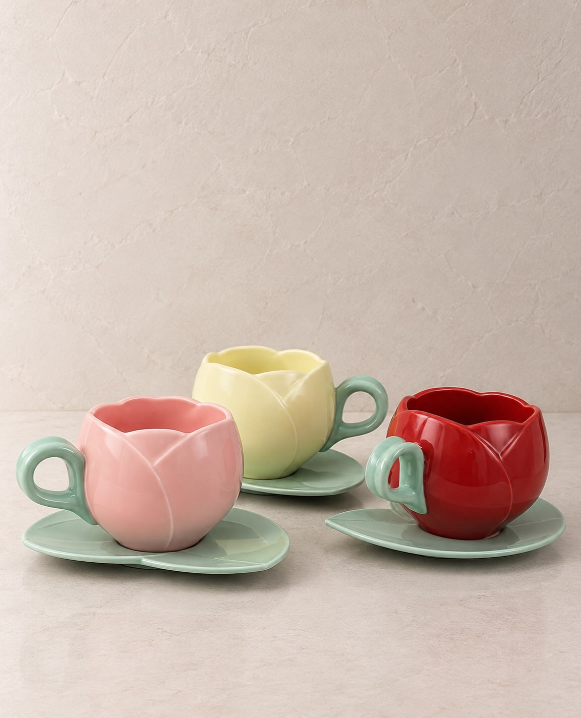 Pequeñas tazas coloridas sobre una mesa
